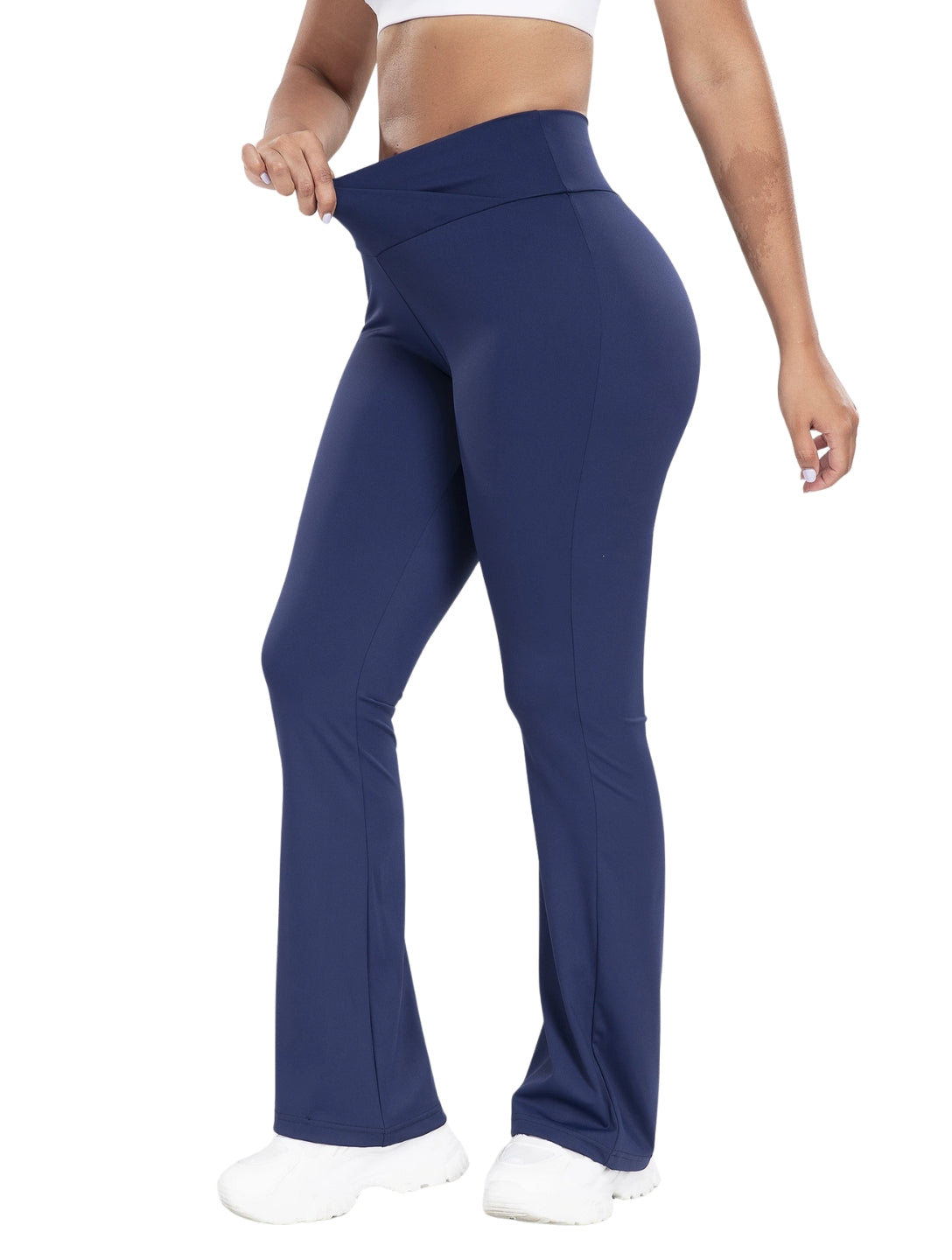 Pantalones acampanados con línea en V ceñida