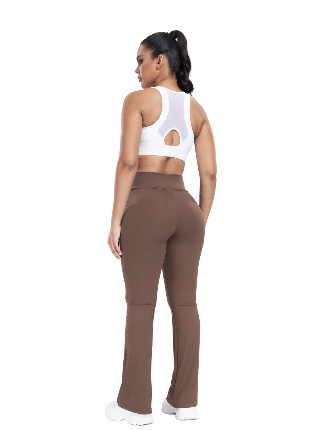 Pantalones acampanados con línea en V ceñida