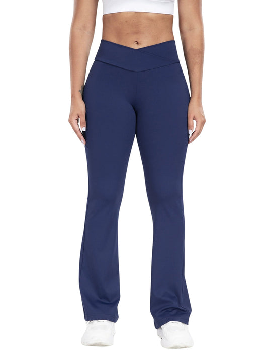 Pantalones acampanados con línea en V ceñida