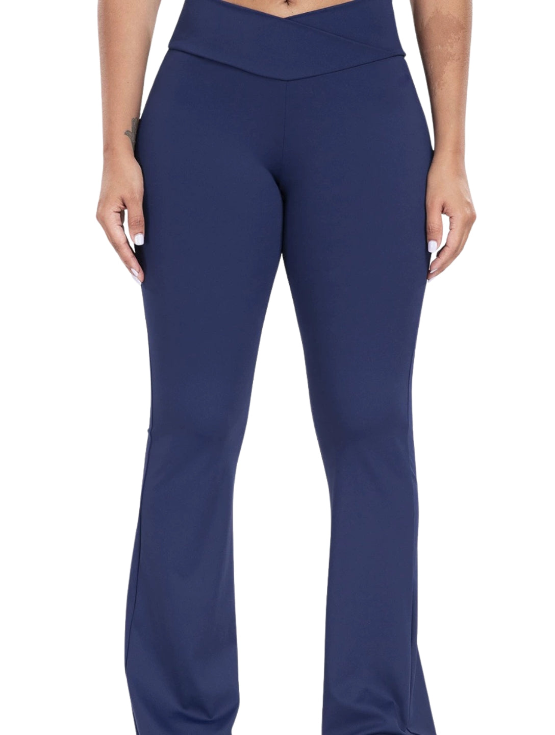Pantalones acampanados con línea en V ceñida