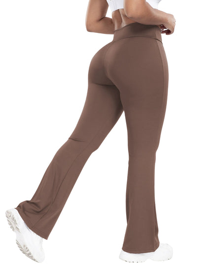 Pantalones acampanados con línea en V ceñida