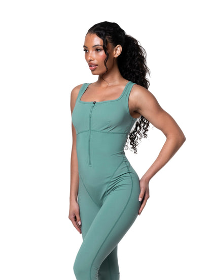 Traje con cremallera frontal